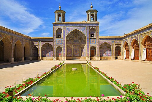 Au cœur de la ville de Shiraz, dans la province de Fars, la mosquée Nasir-al-Molk s’impose par sa façade mêlant briques, carreaux colorés et minarets discrets